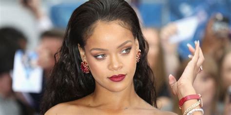 Rihanna Wears Nothing But Body Chains in a Sensual Nude。